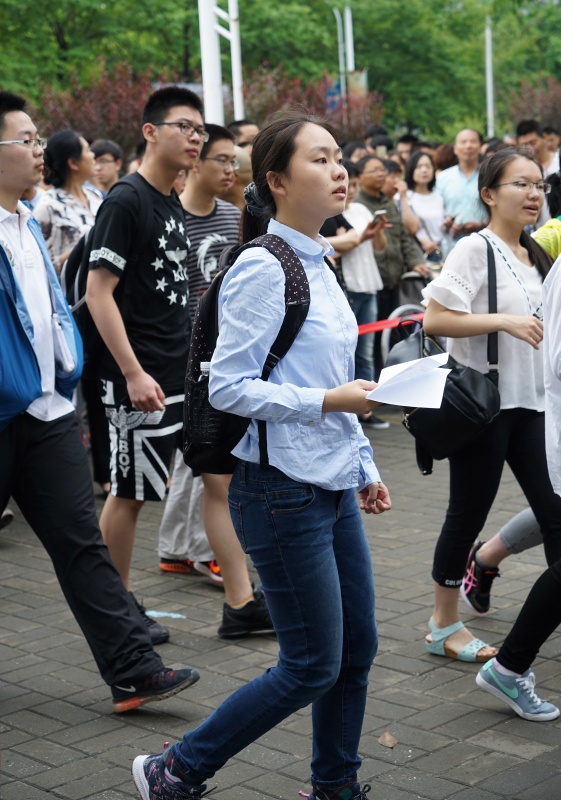 6月11日，在南京东南大学，参加该校2017年自主招生学科基础测试、综合评价学科能力测试的考生进入考场。