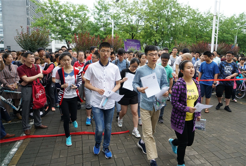 6月11日，在南京东南大学，参加该校2017年自主招生学科基础测试、综合评价学科能力测试的考生进入考场。