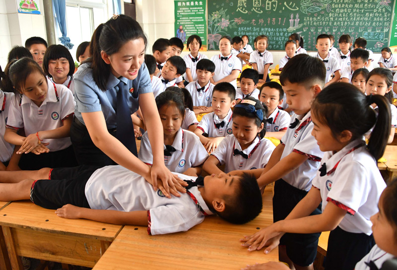 6月12日，在山东省鱼台县第二实验小学，鱼台县人民检察院一名干警向小学生讲解游泳安全和溺水急救知识。