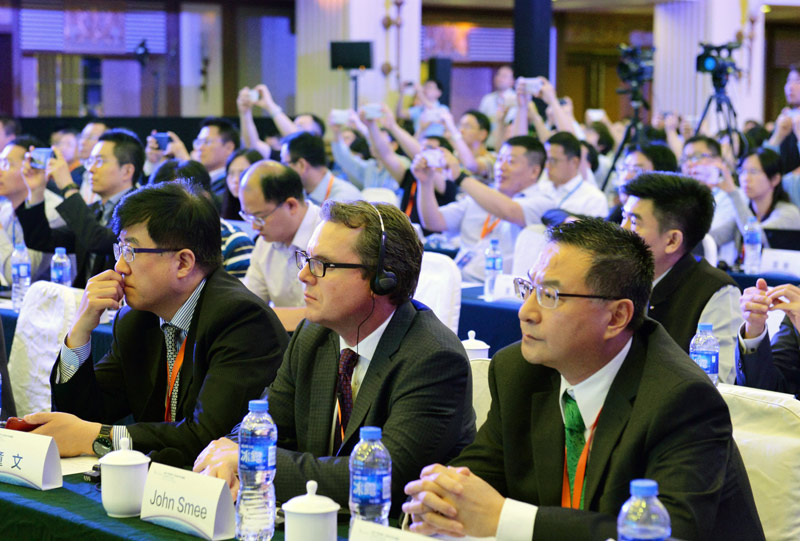 6月12日，嘉宾在峰会上听取发言。