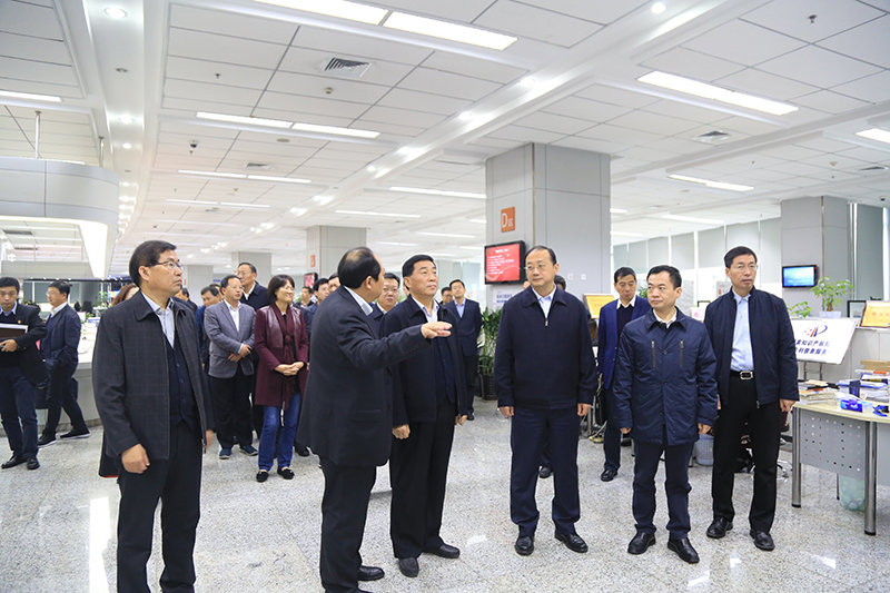 南阳市党政考察团到访西安科技大市场