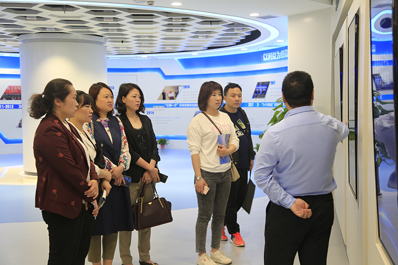 图为：西安科技大市场技术转移服务部部长刘涛进行讲解