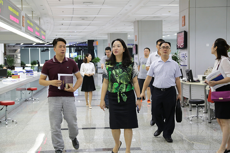 图为:西安科技大市场知识产权服务部负责人向张莉兰一行介绍科技服务