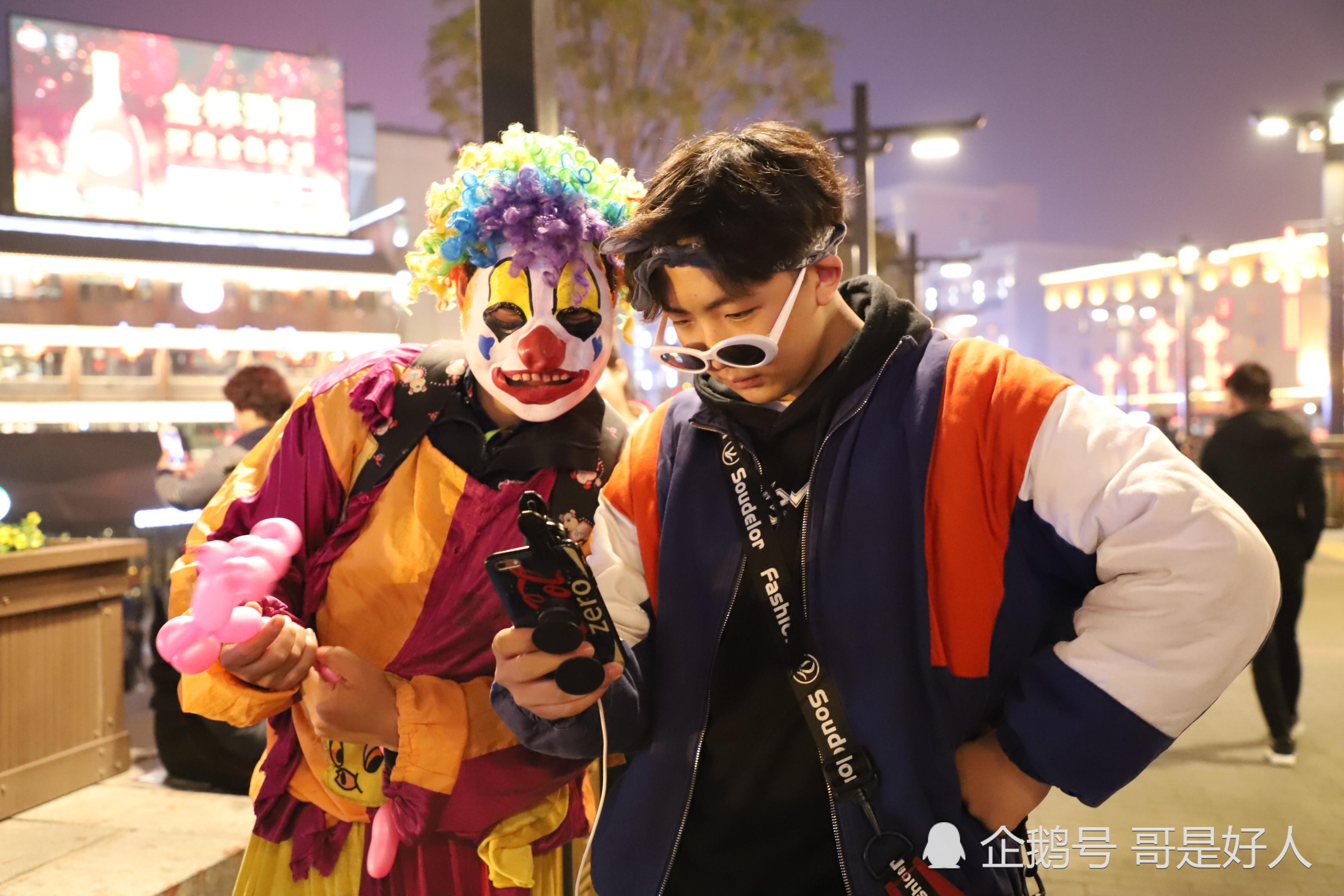 90后在钟楼扮小丑做直播大爷大妈好奇围观